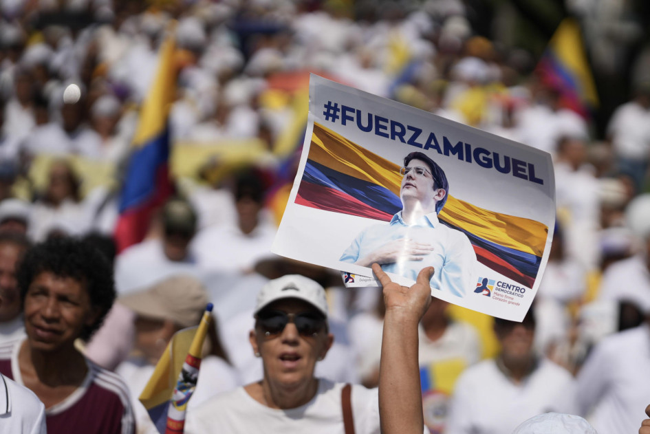 Los colombianos han mostrado su apoyo a Miguel Uribe Turbay con carteles, banderas y marchas.