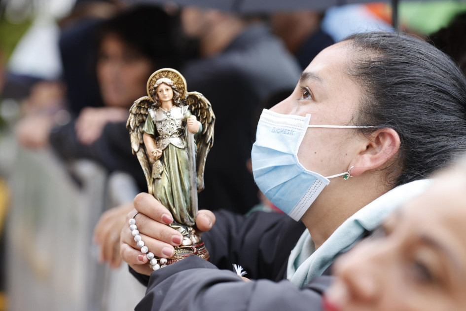 Una mujer reza por la salud del senador Miguel Uribe este martes, frente a la Clínica Fundación Santa Fe de Bogotá (Colombia).