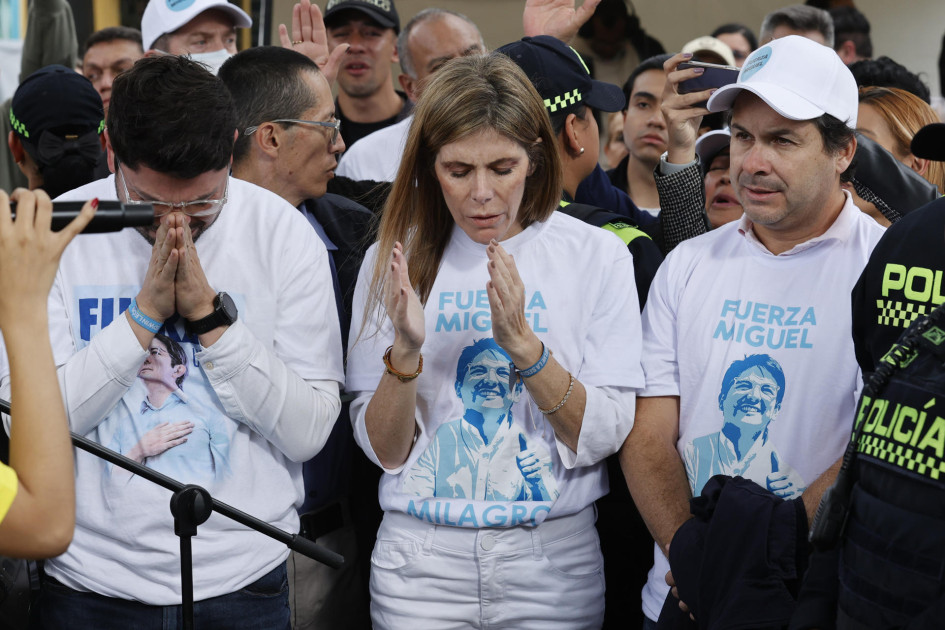 Fotografía del 21 de junio del 2025 de la hermana del senador Miguel Uribe, María Carolina Hoyos Turbay (c), participando en una oración en el parque El Golfito en Bogotá (Colombia).