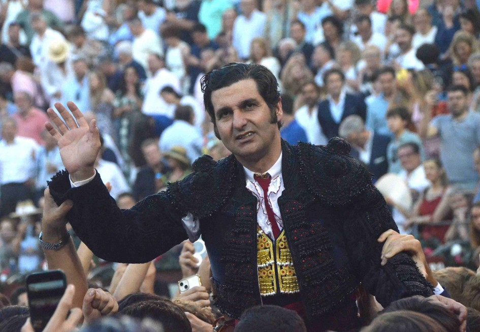 A hombros salió el torero andaluz Morante de la Puebla, primera vez que lo conseguía en la más importante plaza del mundo taurino.