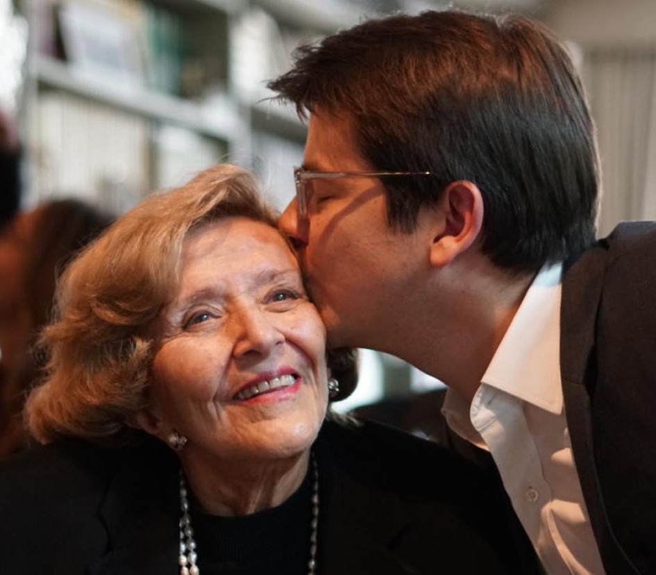 "El alma de esta familia ahora lucha desde otra habitación. Miguel, nuestro guerrero, salió de cirugía con éxito gracias a Dios, pero lamentablemente nuestra adorada Nydia Quintero ha sido internada por una afección respiratoria. Confiamos en el poder de Dios. Él tiene el control", escribió María Camila Uribe en su cuenta de X.