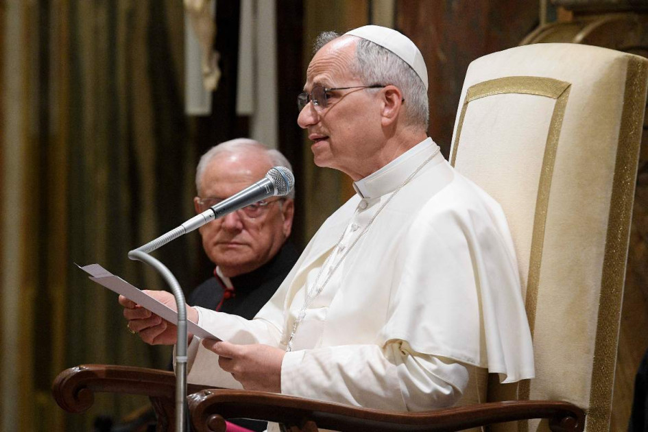 El papa León XIV da un discurso durante la audiencia a los representantes pontificios en el Vaticano.