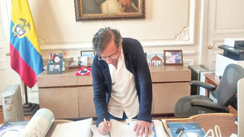 Foto | Presidencia de Colombia | LA PATRIA Gustavo Petro firmó el miércoles el decreto para convocar a una consulta popular sobre su reforma laboral el 7 de agosto.