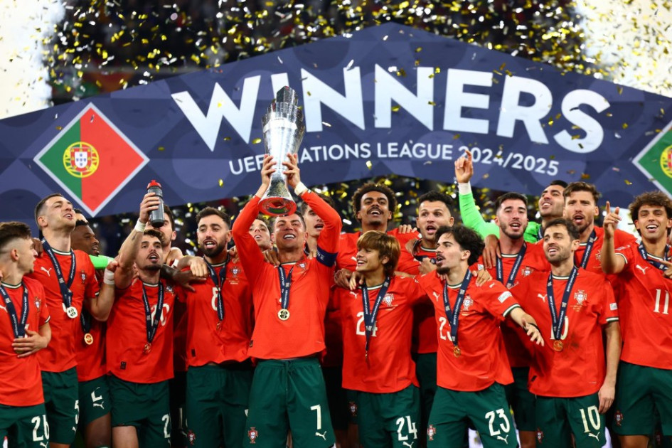 Portugal levantando el trofeo de la UEFA Nations League. 