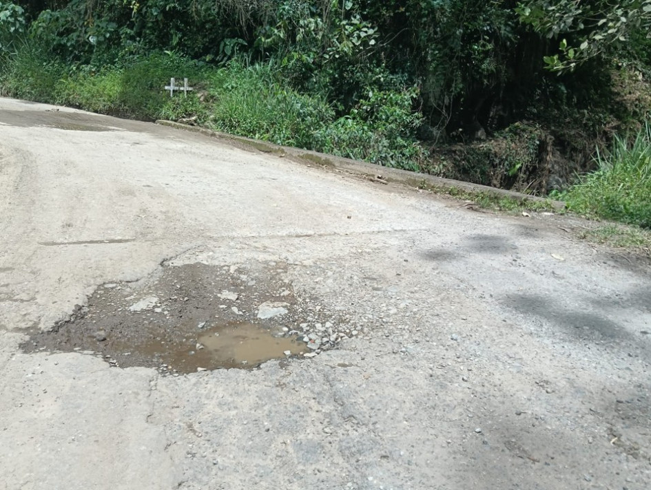 Puente chiquito fue construido en una curva. No cuenta con barandas ni algún muro de contención. En ese tramo tampoco hay señalización que advierta sobre el peligro para quienes transitan por ese sitio.