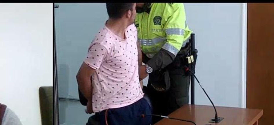 Le orinaba la ropa y le mostró sus partes íntimas. Además, quiso robarle el celular.