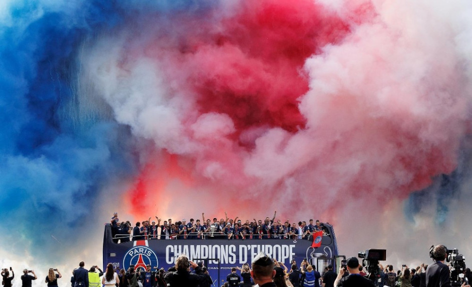 50.000 espectadores, enardecidos por los haces luminosos, las llamaradas de fuego y los espectáculos pirotécnicos recibieron al PSG en Francia
