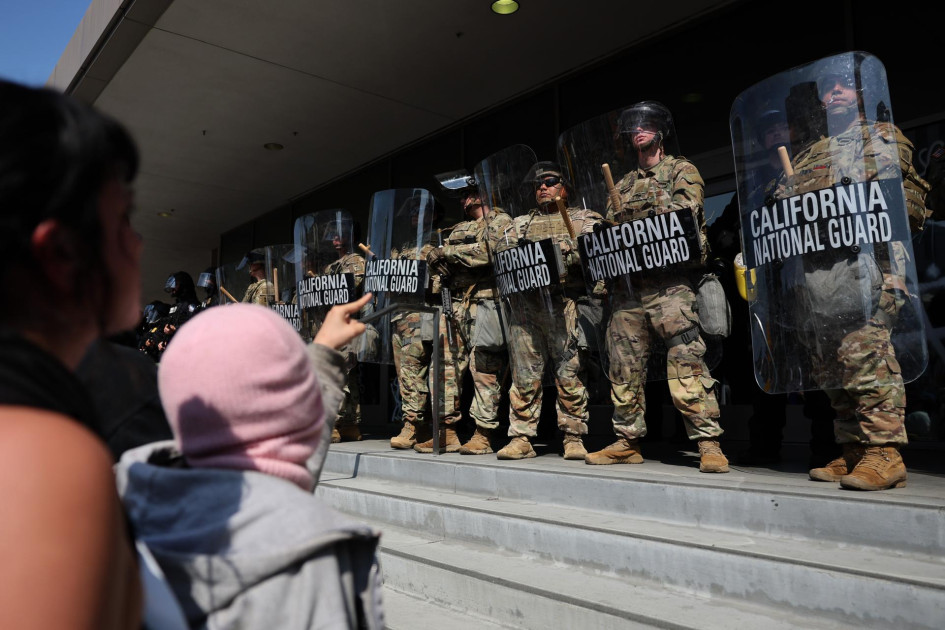 Varios manifestantes se manifiestan en frente de la Guardia Nacional que protege un edificio federal en Los Ángeles, California.