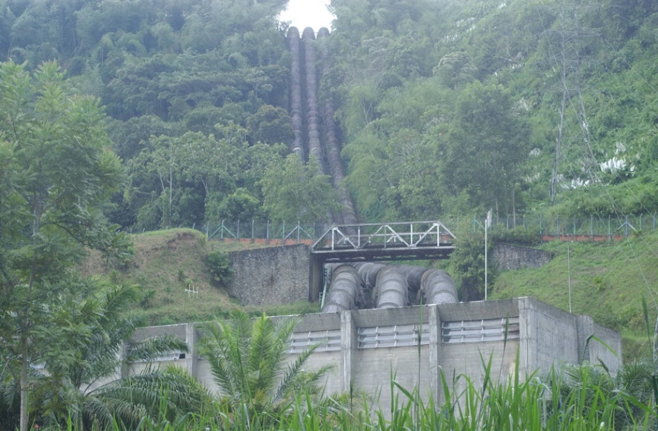 Tubos que conducen el agua para la producción de energía en el embalse La Esmeralda de Chinchiná.