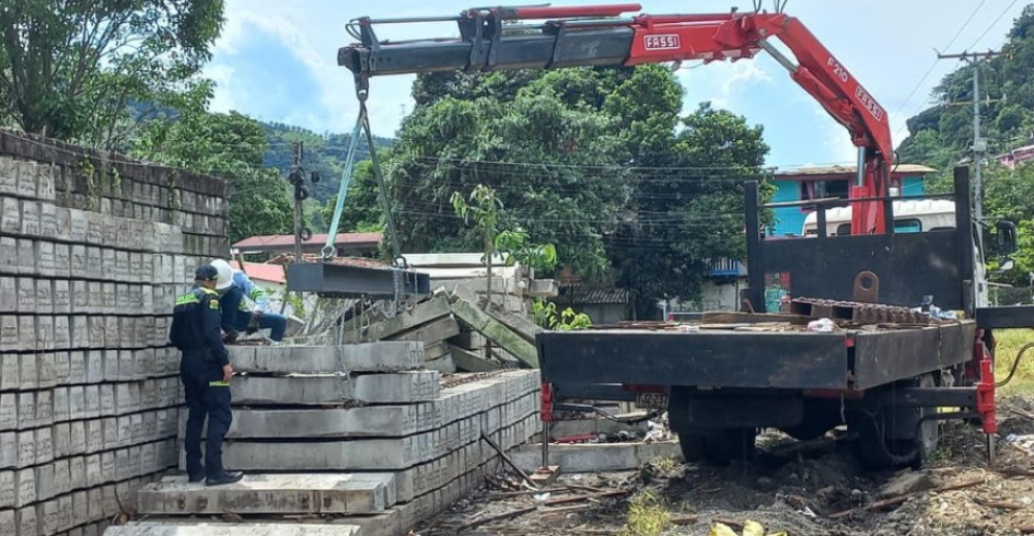 Con maquinaria pesada hacen el retiro de los polines y chatarra del tren de espacio deportivo de Arauca (Palestina).