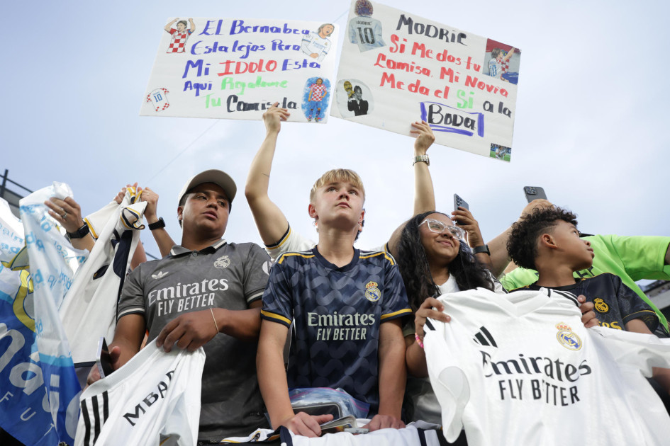Aficionados del Real Madrid animan previo a un partido de la fase de grupos del Mundial de Clubes ante Salzburgo, en el estadio Lincoln Financial Field en Filadelfia (Estados Unidos).