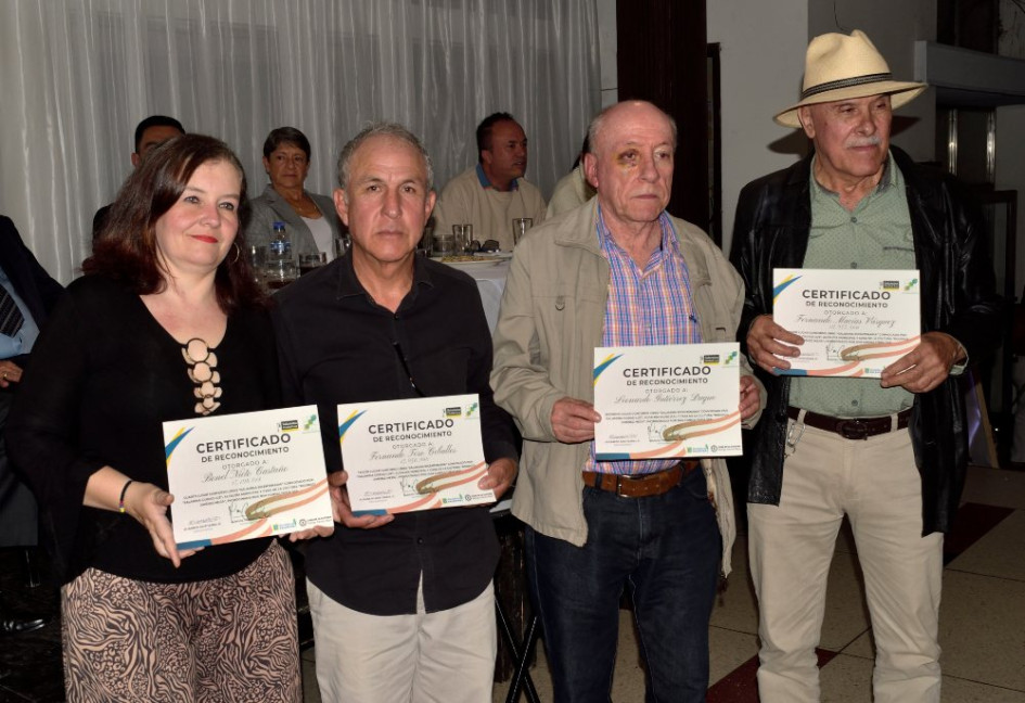 Foto | Luis Fernando Rodríguez | LA PATRIA   De izquierda a derecha Bonel Nieto, Fernando Toro, Leonardo Gutierrez y Fernando Macias, ganadores del Concurso de Libros Históricos de Salamina.