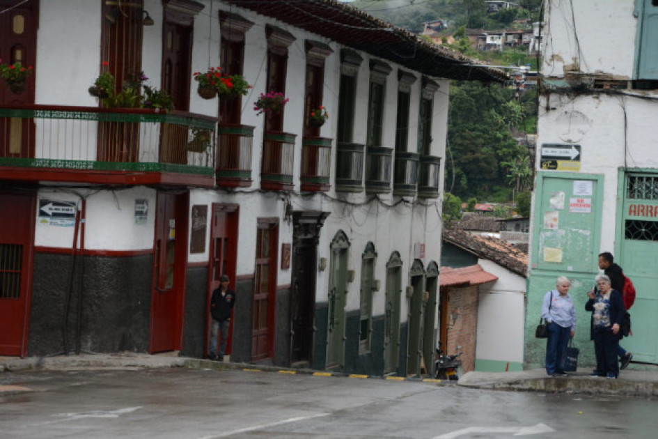 Los balcones en madera, así como las tejas en barro hacen parte de la arquitectura de este municipio que integra la Red de Pueblos Patrimonio de Colombia.