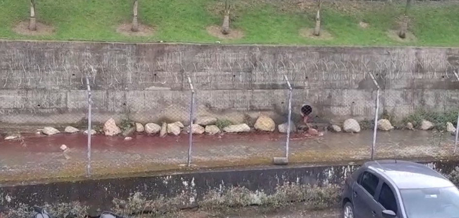 Así se vio el color rojo en la quebrada Minitas a un costado de Aguas de Manizales.