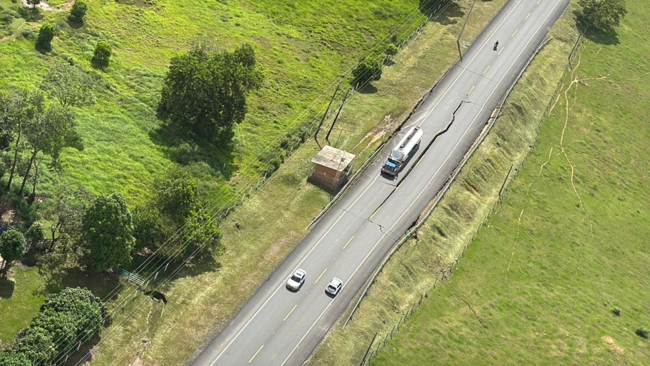 Así quedó la vía hacia Paratebueno (Cundinamarca), en el corregimiento de Santa Cecilia, tras el sismo de magnitud 6.5 que tuvo epicentro allí este domingo. 