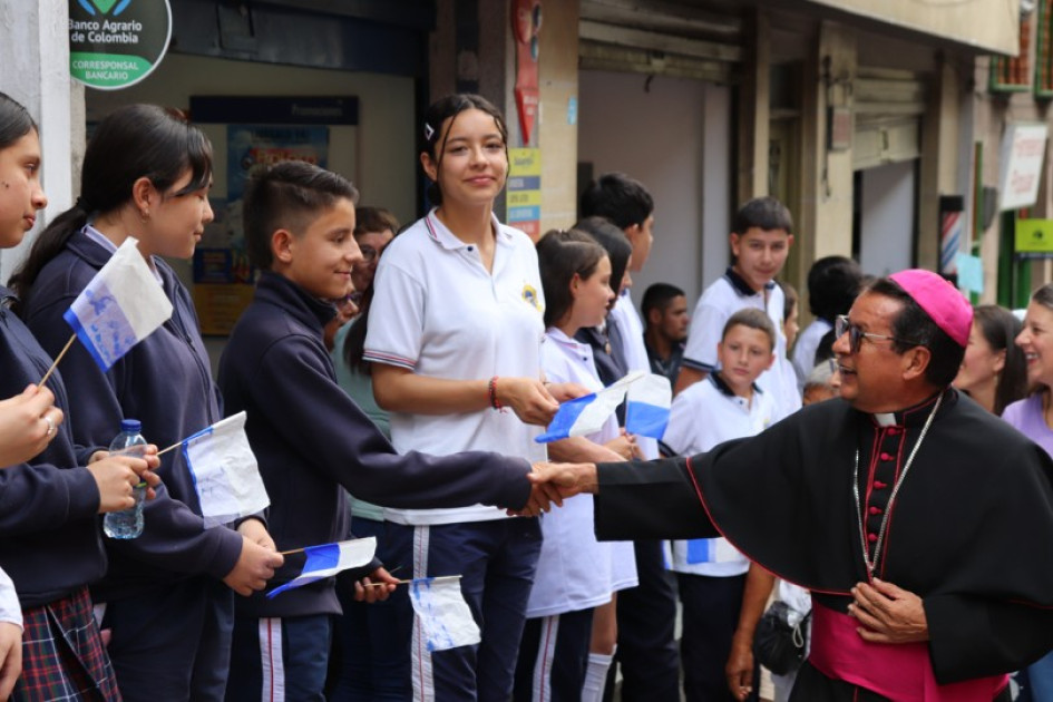 Monseñor Hency Martínez Vargas fue recibido por las autoridades locales, grupos religiosos, bandas musicales e instituciones educativas de Pensilvania en un recorrido entre La Bogotana y el templo parroquial.