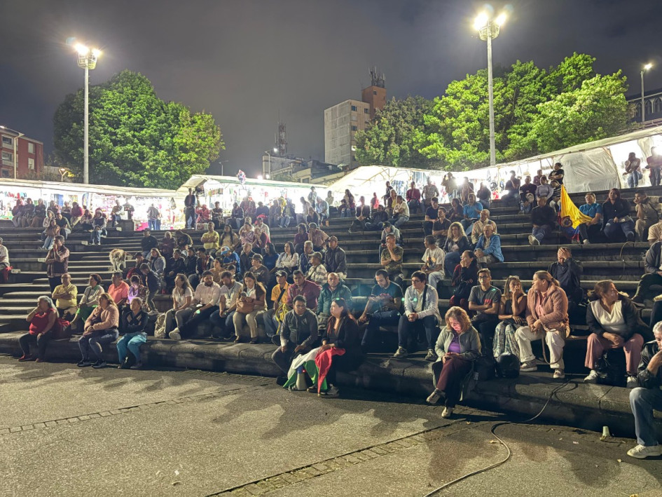 Comerciantes informales de Manizales se reúnen en el parque Ernesto Gutiérrez. Denuncian presuntos "atropellos" de funcionarios de la Secretaría del Interior.