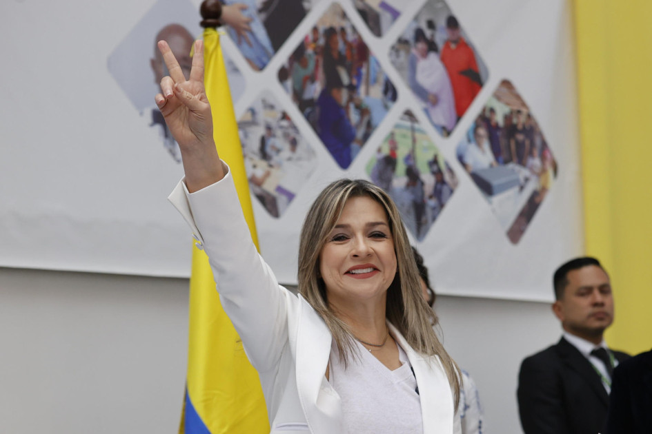 La periodista colombiana Vicky Dávila posa tras inscribir su candidatura a la Presidencia de Colombia por el Movimiento Valientes este martes en Bogotá (Colombia).
