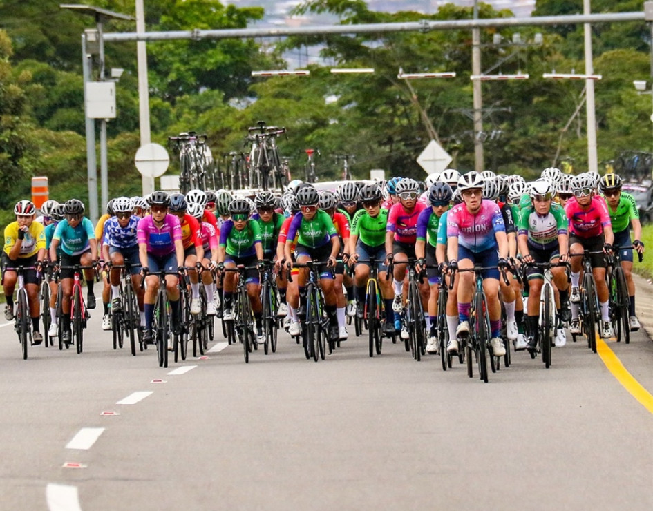 121 corredoras participan en la décima edición de la Vuelta a Colombia Femenina, la carrera para damas élites y Sub-23 más importante del calendario colombiano.