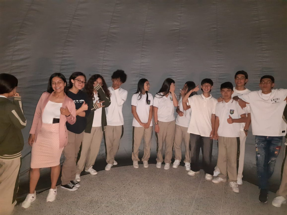 Desde el montaje del domo planetario se disparó la curiosidad de los estudiantes, que disfrutaron de una interesante lección.Desde el montaje del domo planetario se disparó la curiosidad de los estudiantes, que disfrutaron de una interesante lección.