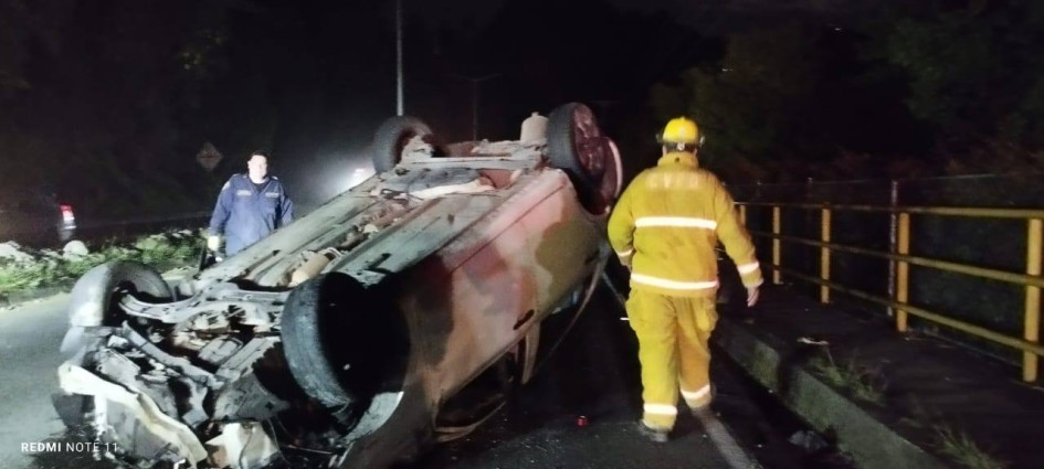 Los ocupantes del carro volcado sufrieron lesiones leves y no requirieron de traslado.