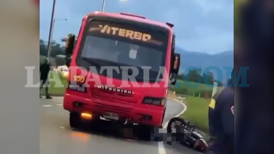 La víctima quedó debajo del vehículo de transporte público y murió de manera instantánea.