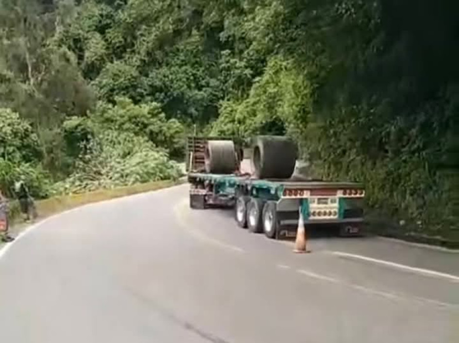 El occiso viajaba como polizón y la carga terminó encima de él.