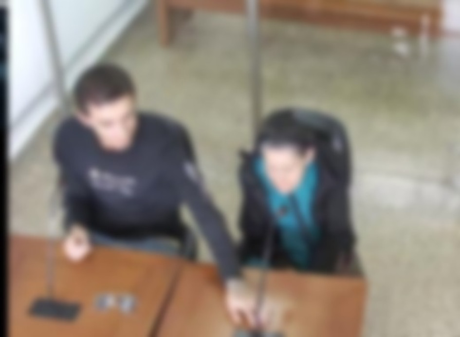 Nieto y abuela acudieron juntos a la audiencia.