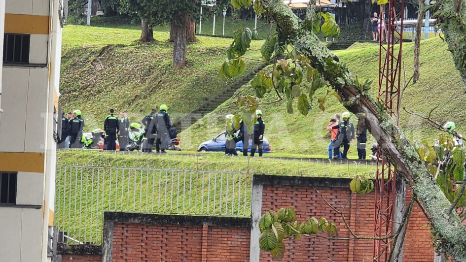 Dos personas resultaron heridas en un cruce de disparos en Villa Carmenza.