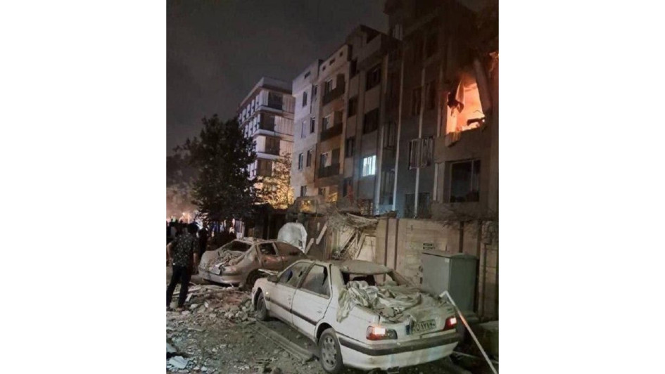 Un edificio en llamas después de un ataque israelí en Teherán, Irán.