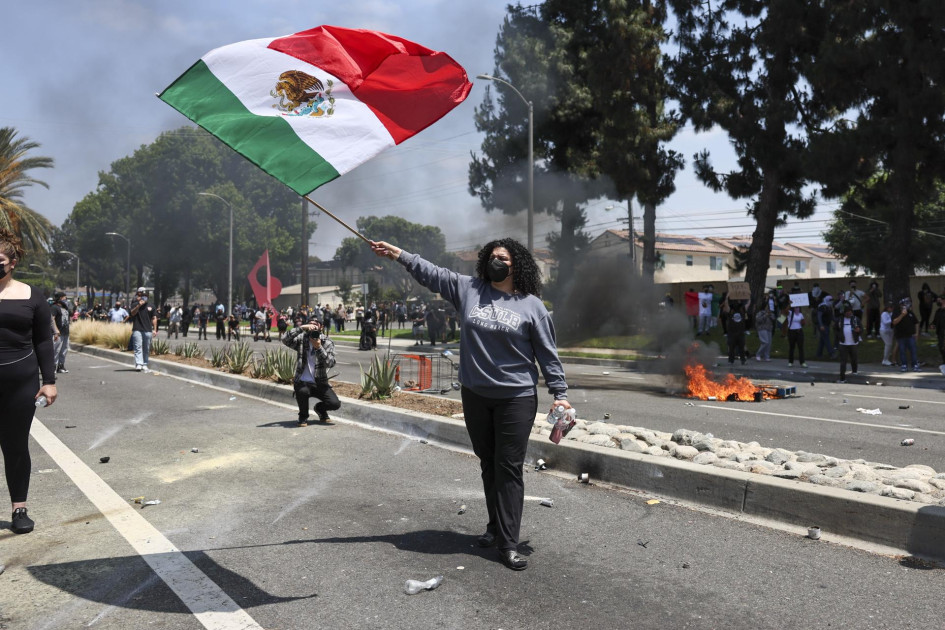 La bandera roja, blanca y verde de México se ha convertido en un símbolo distintivo de las protestas contra las redadas migratorias en Los Ángeles, lo que ha irritado a republicanos y miembros del Gobierno del presidente estadounidense, Donald Trump, que lo califican como muestra de “una invasión”.