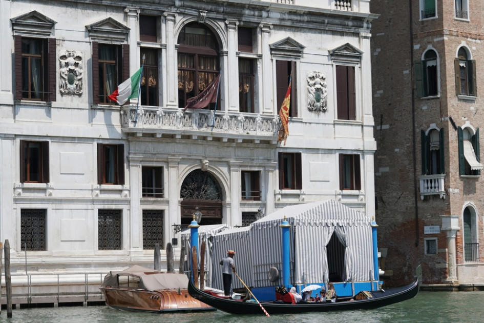 El fundador de Amazon y su futura esposa recorrieron el Gran Canal a bordo de una lancha hasta llegar al embarcadero del lujoso hotel Aman