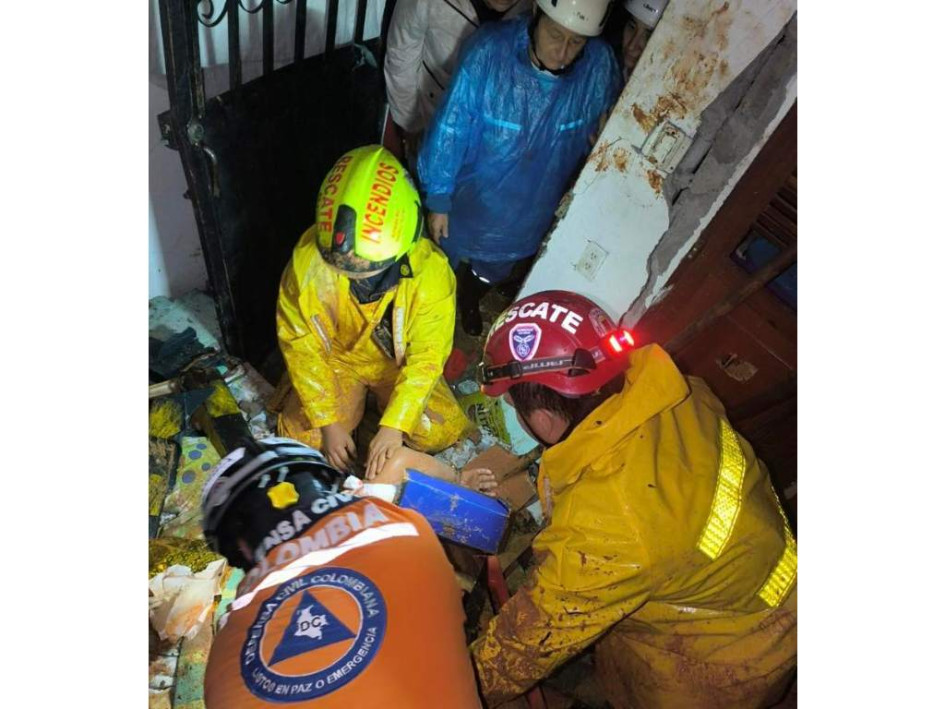 El Cuerpo de Bomberos atendió el hecho y atendió a dos de los ocho habitantes de la vivienda. 