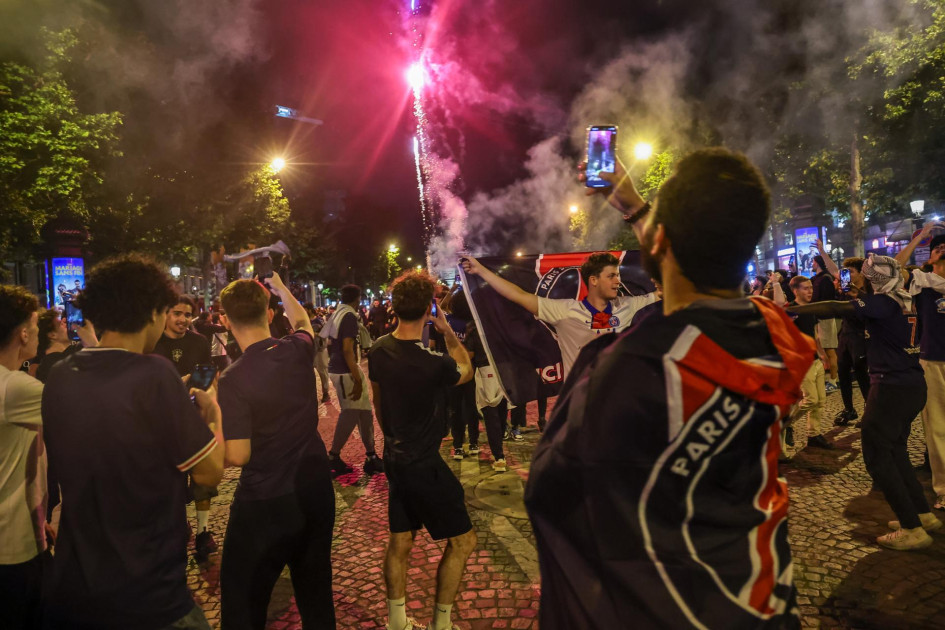 Hinchas del PSG celebran en los Campos Elíseos de París.