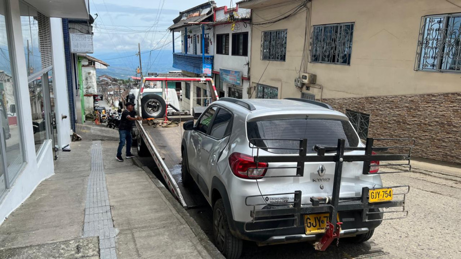 Las gruas se están haciendo muy presentes en el centro de Anserma.