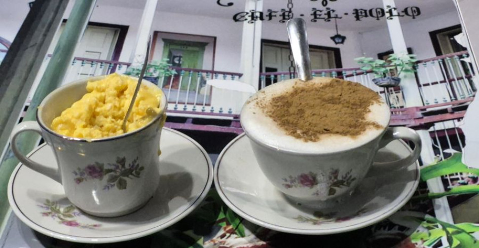 Huevos al vapor y macana, los productos característicos que se preparan en el Café El Polo.