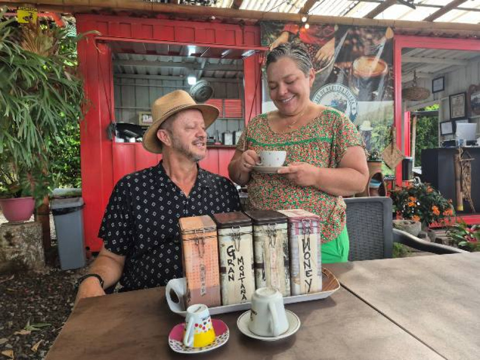 Miguel Ocampo y su esposa, Valeria Robledo, son los dueños y anfitriones de Café Roble, negocio en Santágueda, que ofrece diversos tipos de bebidas y a la vez es un aula de clase sobre la cultura cafetera de Caldas.  