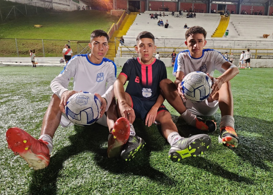 Bryan Julián Obando, Esteban Ortiz Ríos y Felipe Hernández, tres de los cuatro caldenses que se van a probar suerte en el fútbol ecuatoriano. Del Club Estudiantil de Villamaría van a Águilas de Santo Domingo.