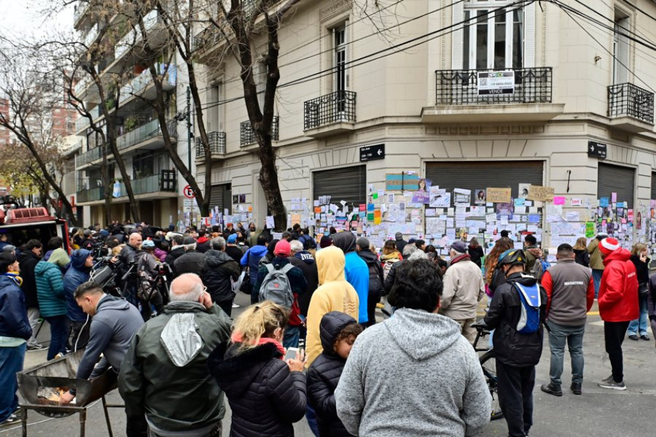 Personas esperan en la puerta de la casa de la expresidenta de Argentina Cristina Fernández de Kirchner este martes, en Buenos Aires (Argentina). 
