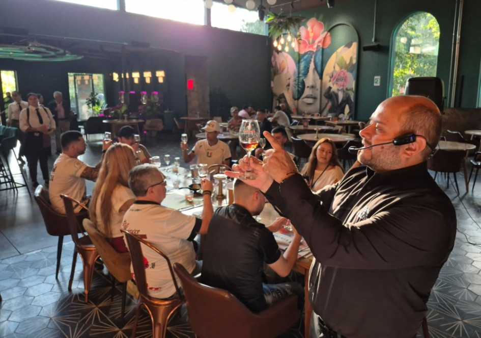 Hinchas del Once Caldas conocieron las bondades del Ron Viejo de Caldas en la cata organizada en Patrimonio.