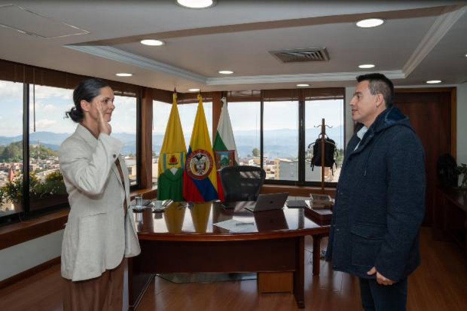 Foto I Cortesía Alcaldía I LA PATRIA  Caterine Estrada Cardona asumió este miércoles 18 de junio del 2025 ante el alcalde, Jorge Eduardo Rojas, como jefe de la Oficina de Internacional de Manizales.