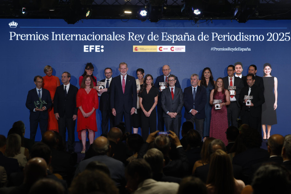 las autoridades y los galardonados durante los Premios Internacionales Rey de España de Periodismo