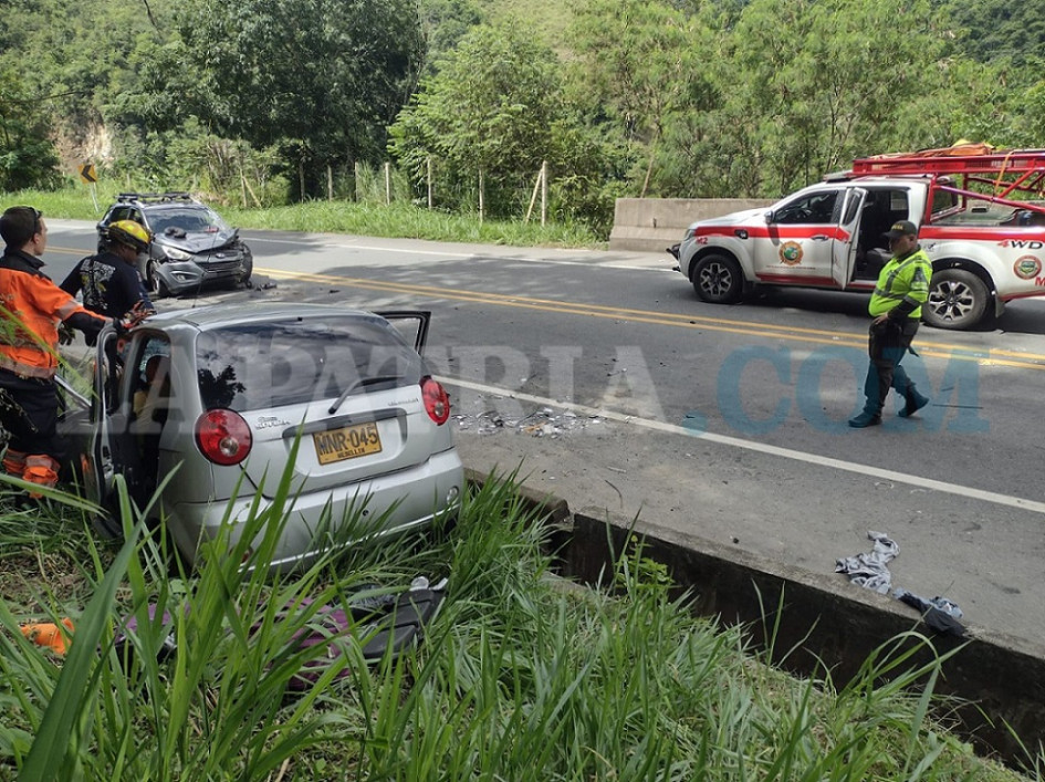 De acuerdo con el reporte de Bomberos, en el lugar murió el conductor de un carro.
