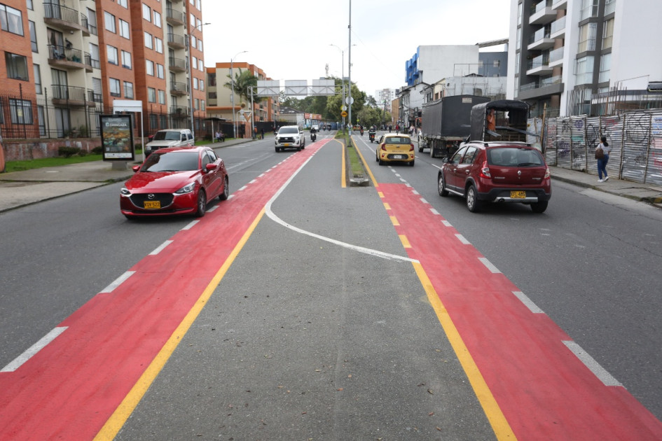 La Alcaldía de Manizales explicó la función de la pintura roja de la ciclobanda de la avenida Santander. Una ciclista dice que la obra es útil pero imperfecta.