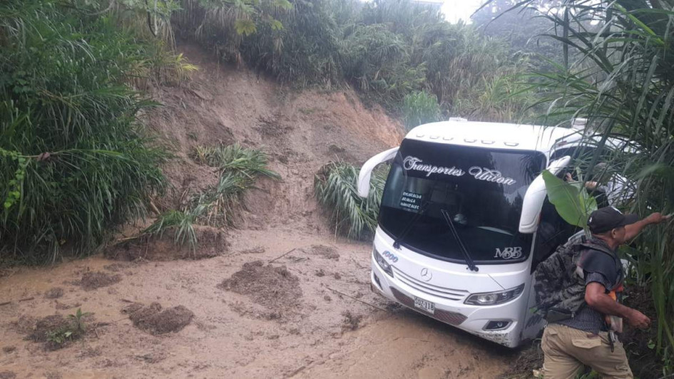 Un bus de servicio público de a la empresa Transportes Unión quedó atascado en el lodo.