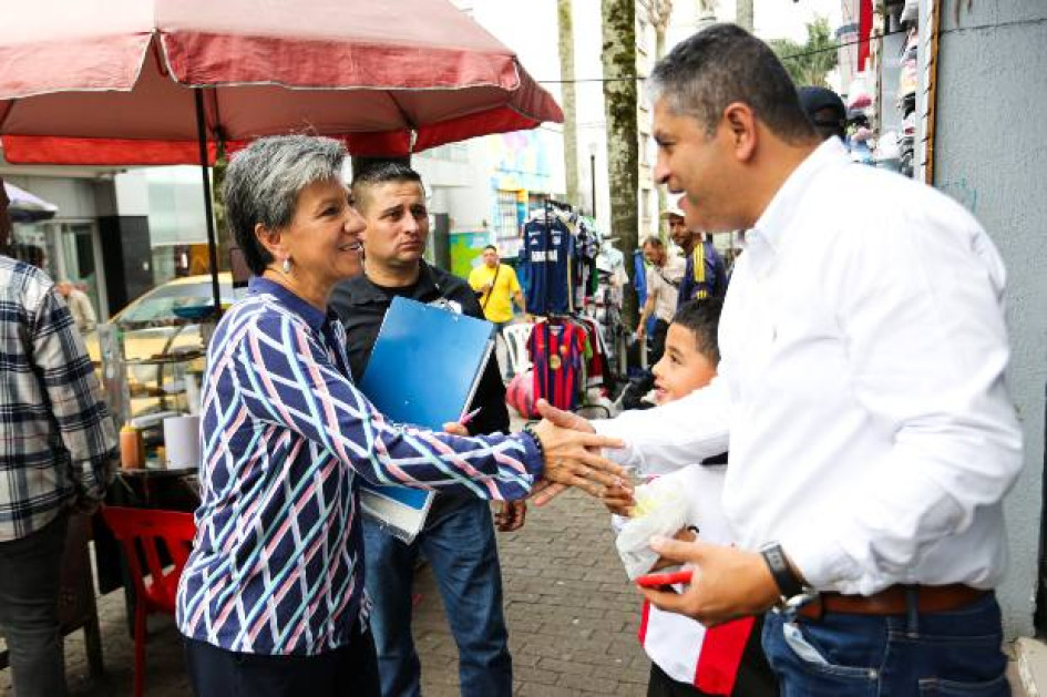 Foto I Luis Fernando Trejos I LA PATRIA  Claudia López, precandidata a la Presidencia de Colombia, en su visita a Manizales este 21 de junio del 2025, incluyó un corto recorrido por la carrera 23.