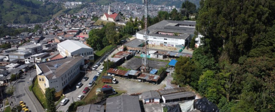 Esta es una toma aérea de la comuna universitaria de Manizales.