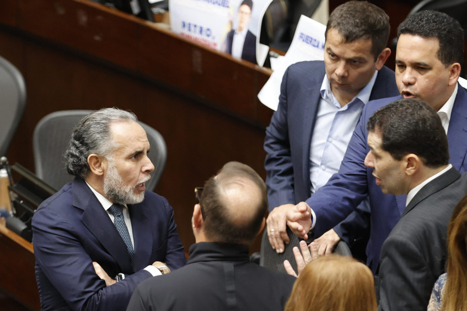 El ministro del Interior de Colombia, Armando Benedetti (i), habla con un grupo de congresistas durante el debate de la consulta laboral en el Senado de la República de Colombia este jueves, en Bogotá (Colombia).
