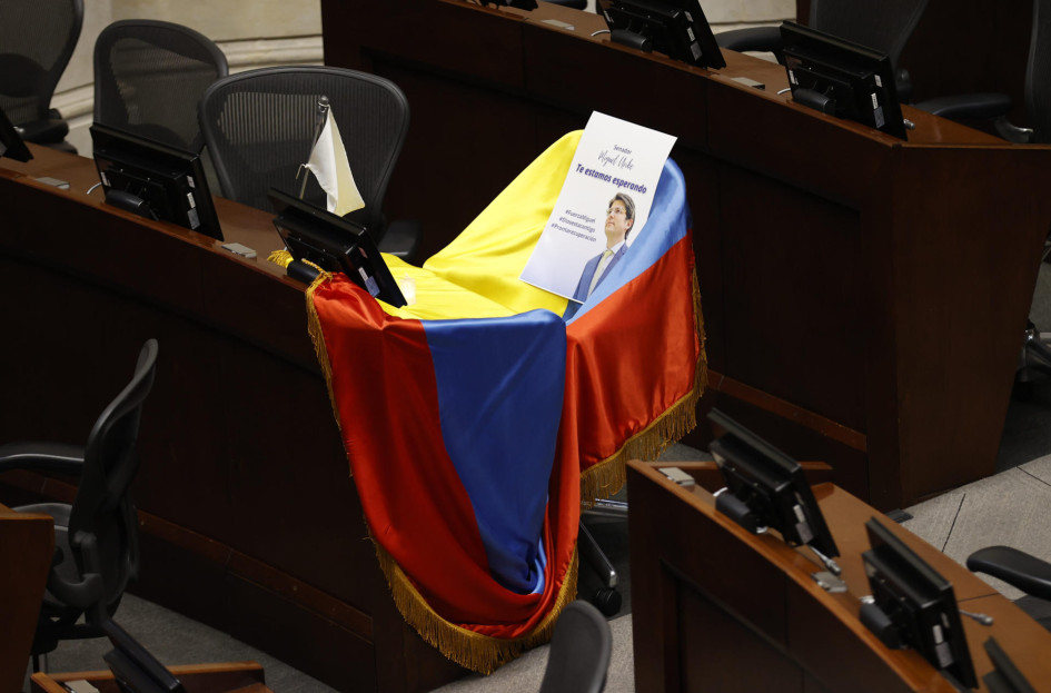 La curúl del senador Miguel Uribe Turbay cubierta con la bandera de Colombia este lunes, en Bogotá (Colombia). 