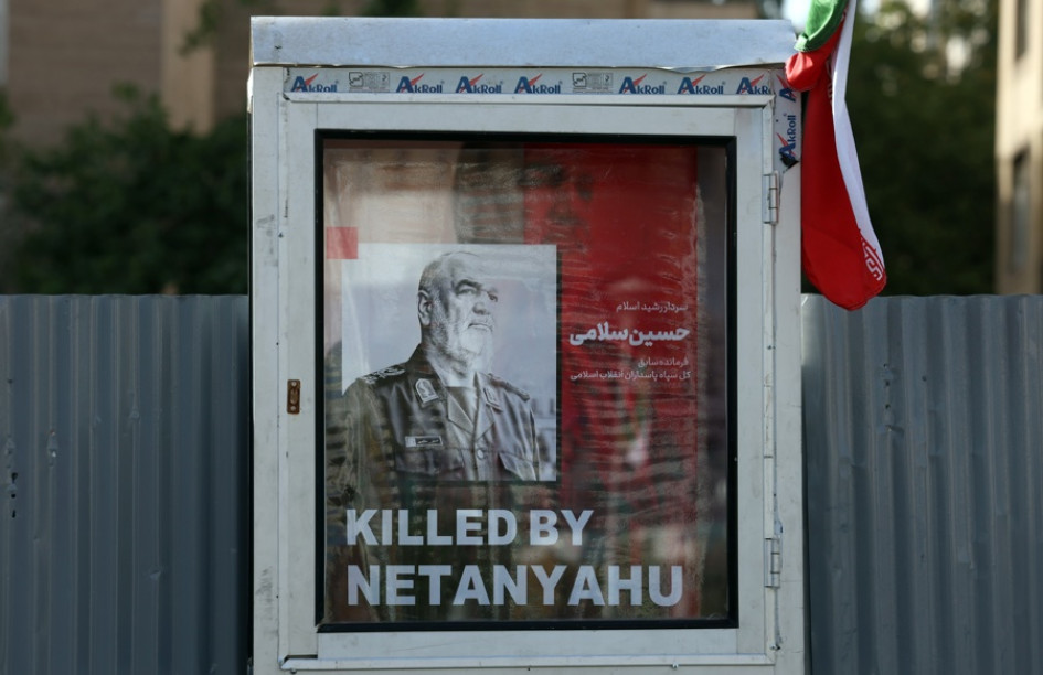 Un cartel del difunto comandante en jefe del Cuerpo de la Guardia Revolucionaria Islámica (CGRI), Hossein Salami, en Teherán, Irán, el 23 de junio de 2025.